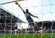 Tercero en la Premier. La espectacular doble tapada de Dibu Martínez en el triunfo de Aston Villa ante Wolverhampton