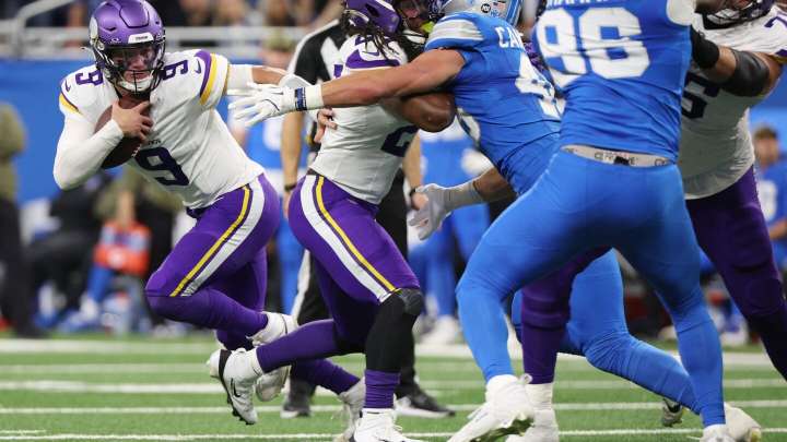 J.J. McCarthy throws two TD passes, Vikings have 17-14 halftime lead in Detroit