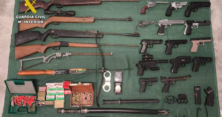 Una ballesta y varias armas, la última sorpresa del fuego de Moscari que destapa a una madre y una hija dedicadas a la venta de droga