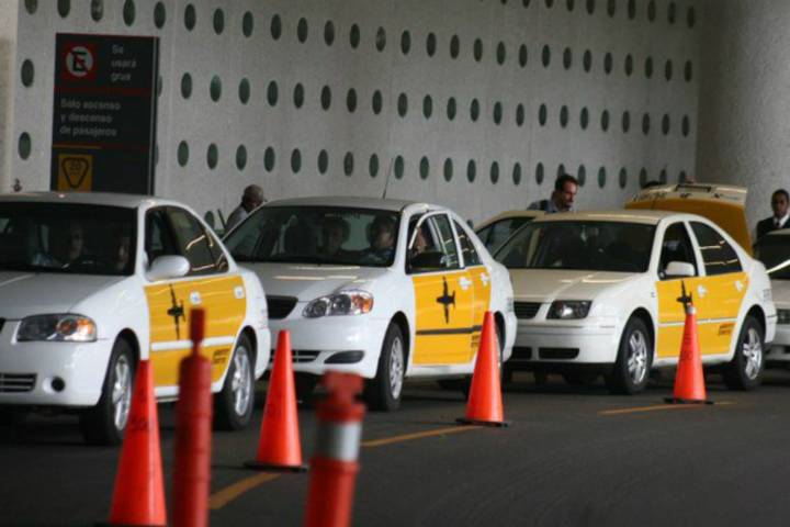 Taxistas del AICM exigen a la SICT poner orden a taxis de aplicación