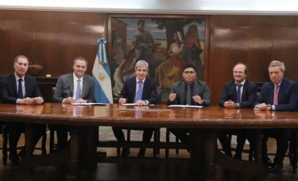 Neuquén y Santa Cruz firmaron con la Nación la quita de las retenciones al petróleo