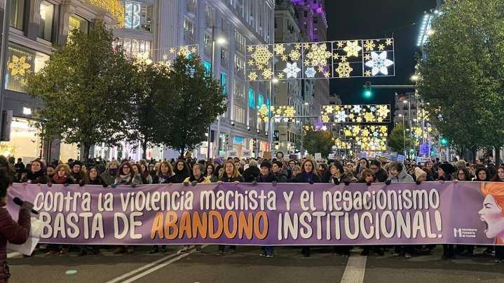 Miles de mujeres desbordan Madrid en un 25N marcado por el rechazo al negacionismo y la exigencia de más protección