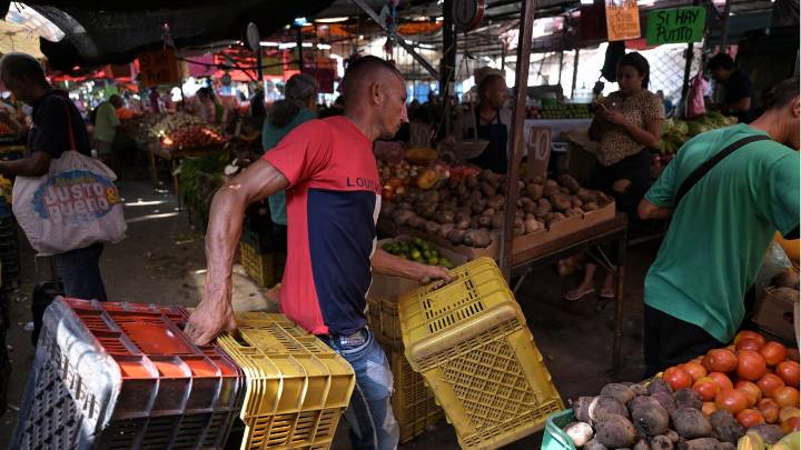 Análisis se debaten entre proyección de 300 % y 400 % de inflación para Venezuela al cierre del 2025