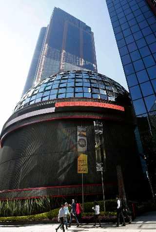 La Bolsa Mexicana retrocede 1,76 % y borra las ganancias del martes tras alcanzar un máximo histórico