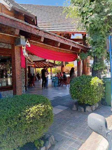 Villa La Angostura inició la decoración navideña en la Avenida Arrayanes