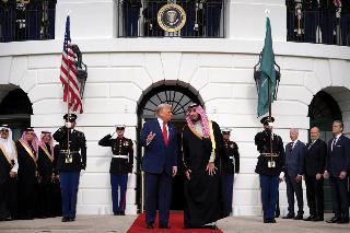 Tras años lejos de Washington, príncipe saudita recibe cálida bienvenida de Trump y empresas de EE.UU.