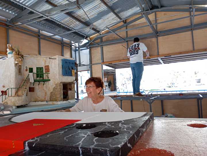 Comienzan los montajes de los belenes del zaguán del Ayuntamiento de Alicante y el de la plaza de la Montañeta