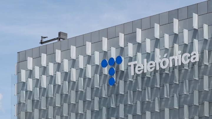 Telefónica registra una caída del 13% en bolsa y anuncia recortes en el dividendo para 2026