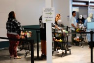 Silencio y largas filas en bancos de comida ante incertidumbre de programa SNAP