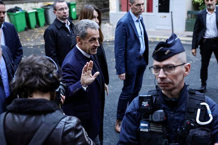 Ex-presidente Sarkozy sale de prisión tras pasar 20 días en la cárcel de La Santé
