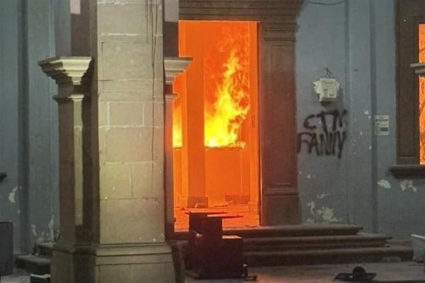 Video: Vandalizan y queman Palacio Municipal de Apatzingán