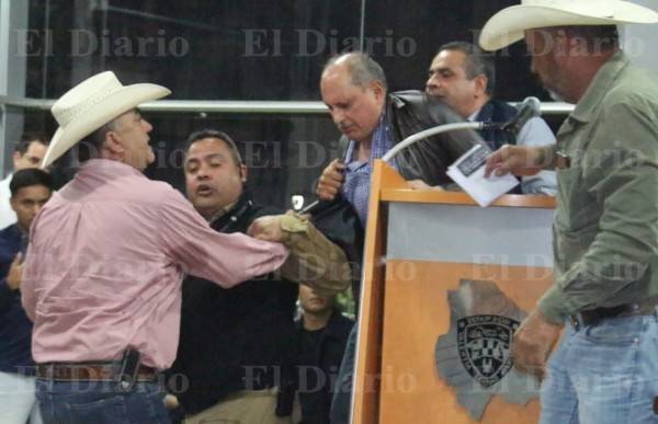 Galería.- Intentan agredir a Martín Solís en el Congreso