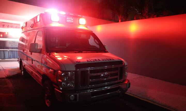 Menor queda gravemente herido tras impactar auto con su motora