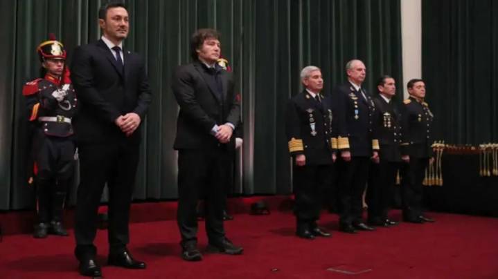 Javier Milei encabeza en Casa Rosada la entrega de sables a las Fuerzas Armadas