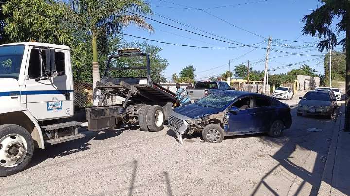 Conductor de vehículo de aplicación provoca choque y volcamiento en la colonia Piedra Bola