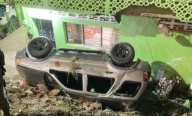 Vuelca camioneta y cae a una zanja de 5 metros en Coyuca de Benítez