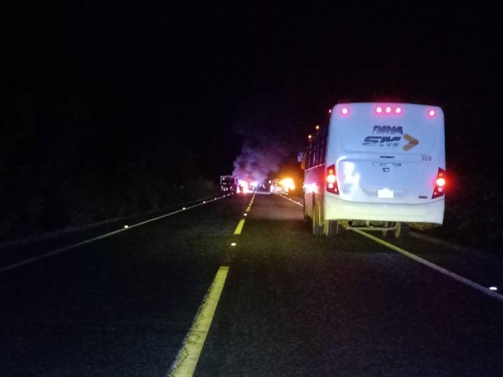 Fatal choque en la vía Mérida-Tixkokob deja un muerto y una troca chamuscada