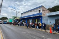 Paraderos del Va y Ven en el Centro de Mérida a la Feria Yucatán Xmatkuil lucen abarrotados en este lunes de “puente”