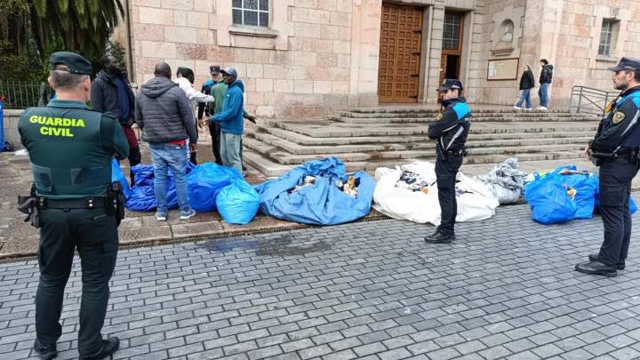 Momentos de alta tensión durante la actuación de las fuerzas de seguridad contra los manteros en Cangas de Onís