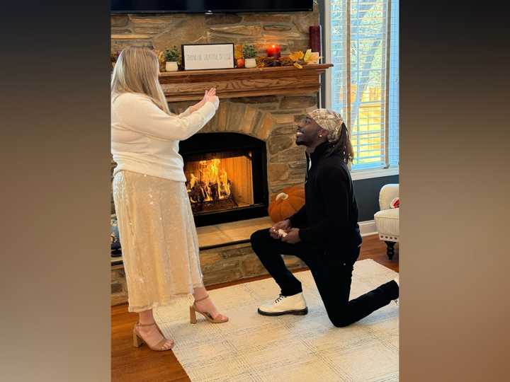 Family celebrates 2nd Thanksgiving dinner with mail carrier who came to father's aid