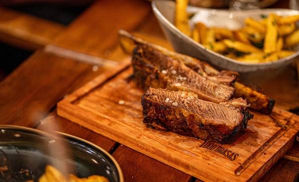 La parrilla de Buenos Aires que conquista con sus "jaulas de las carnes": dónde queda y de
