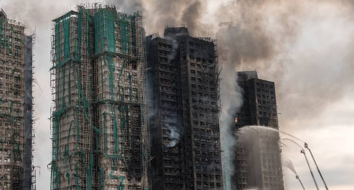 Hong Kong busca a más de 250 desaparecidos tras incendio que dejó 65 muertos y arrasó ocho edificios en Wang Fuk Court 