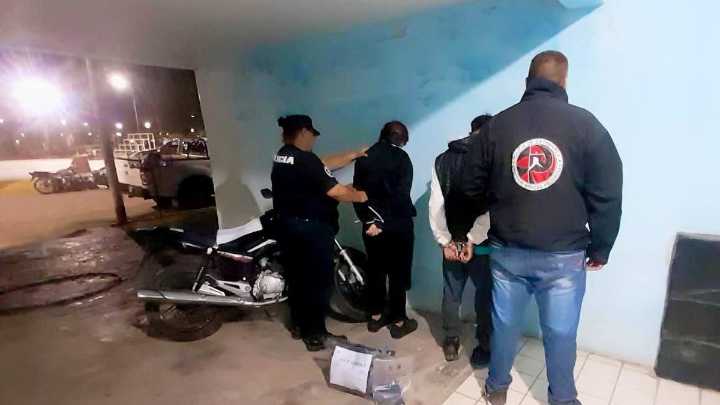 Detienen a dos personas con casi 2 kilos de marihuana en Bañado de Ovanta