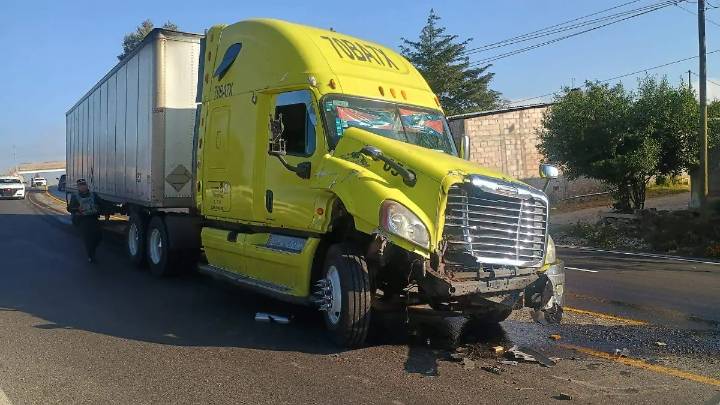 Tráiler chocó detrás de plataforma