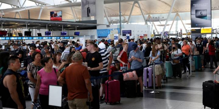 Cuatro aeropuertos del área de Nueva York reducen sus vuelos desde hoy: esta es la lista completa