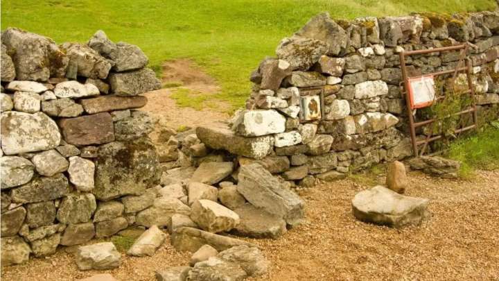 Unos turistas derriban parte del muro de un castillo de 500 años para hacerse una foto