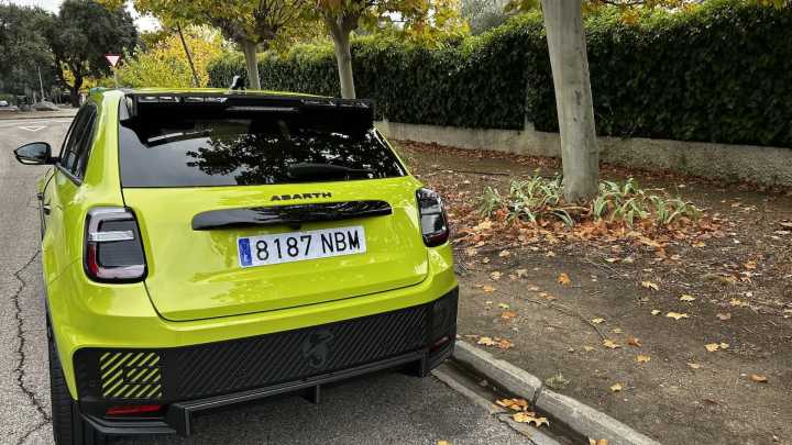 Probamos el Abarth 600e, un "mini" eléctrico de carreras con pedigrí