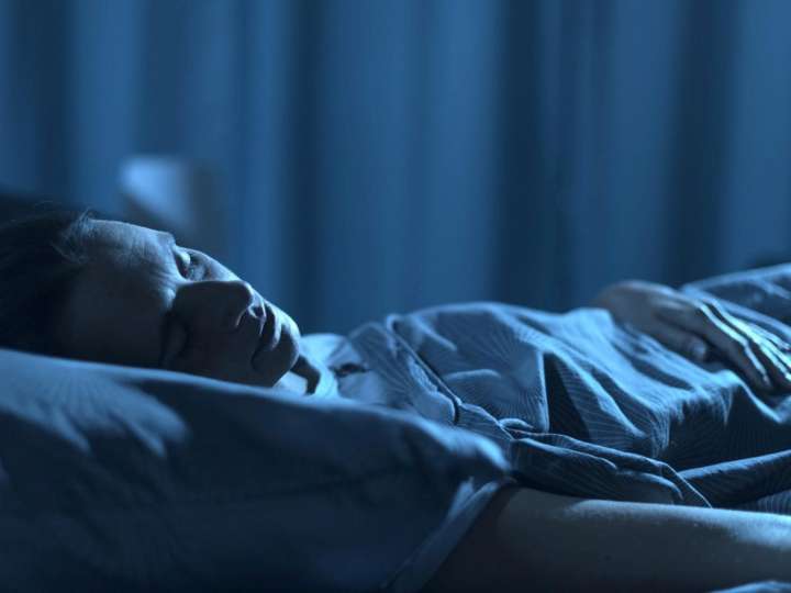 Oscuridad total o luz tenue: cómo encontrar el equilibrio que tu cerebro necesita al dormir