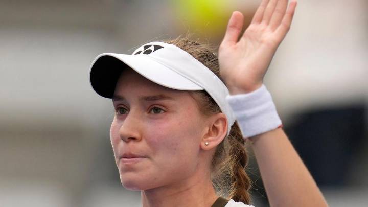 Swiatek errors enable Rybakina to advance in WTA Finals
