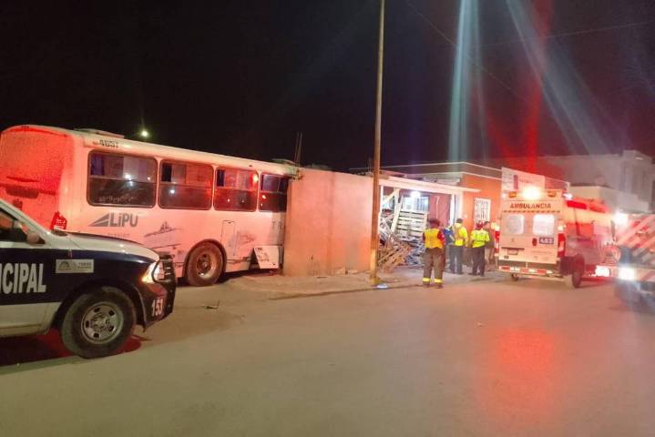 Derriba transportista barda de domicilio y abandona la unidad en Ramos Arizpe