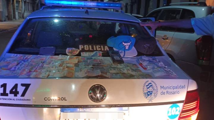 Alta tarifa: ¿cuánto dinero piden los cuidacoches de Rosario por estacionar en la calle?