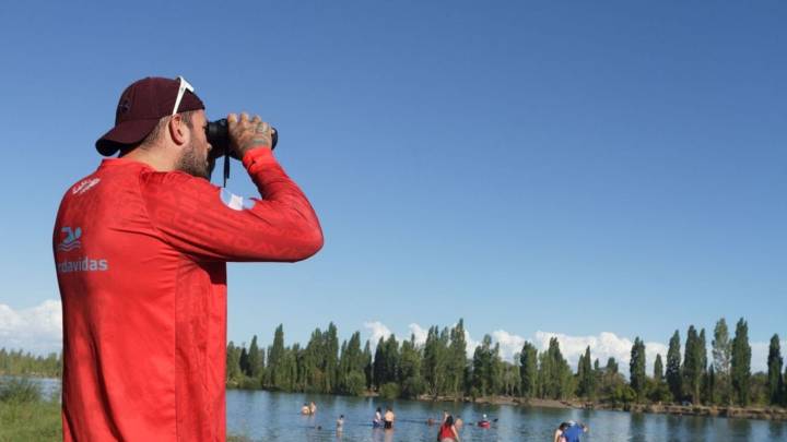 Los guardavidas de Neuquén comenzaron a custodiar los balnearios y varios sitios de la costa del río Limay
