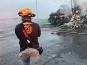 Choca tráiler, se incendia y colapsa autopista al aeropuerto en Apodaca, NL