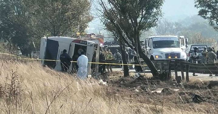 ¿Qué pasó en la carretera Morelia–Pátzcuaro? Volcadura de autobús en Michoacán deja 10 muertos y más de 20 heridos
