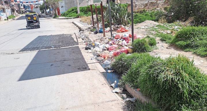 Vecinos al borde de la inundación por puente lleno de basura en Huancayo