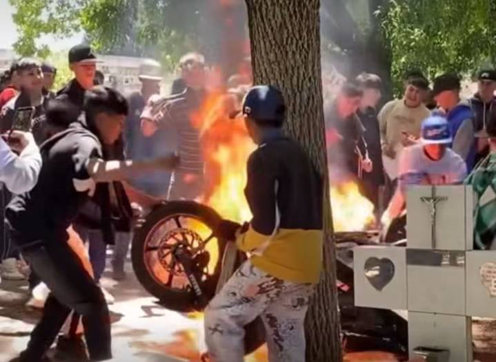 Quemaron una moto sobre una lápida en el funeral tumbero de un ladrón adolescente