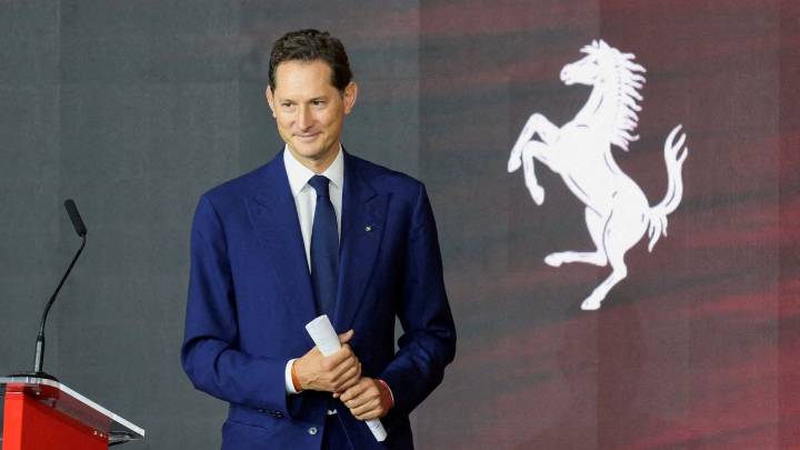 Jhon Elkann, presidente ejecutivo de Ferrari, advierte a Hamilton y a Leclerc: «Tienen que concentrarse»