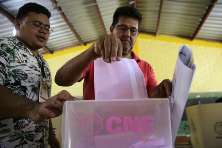Los hondureños salen a votar en una jornada crucial para su frágil democracia