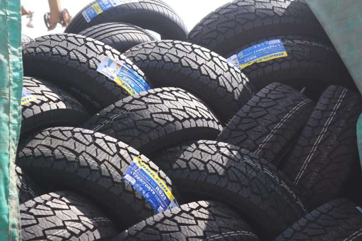 Histórica operación en el puerto de Barranqueras: llegaron 1.159 cubiertas para auto de China y se irán a Córdoba