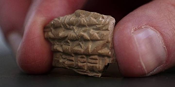 Un diminuto fragmento asirio de 2.700 años hallado en Jerusalén brinda pistas sobre episodios descritos en textos sagrados