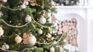 Adiós a poner bolas en el árbol de Navidad: la nueva tendencia que para decorar tu casa que ya es viral