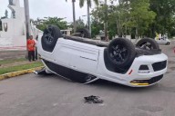 Transporte colectivo no respeta el alto y provoca que un automóvil termine boca abajo con dos personas policontundidas