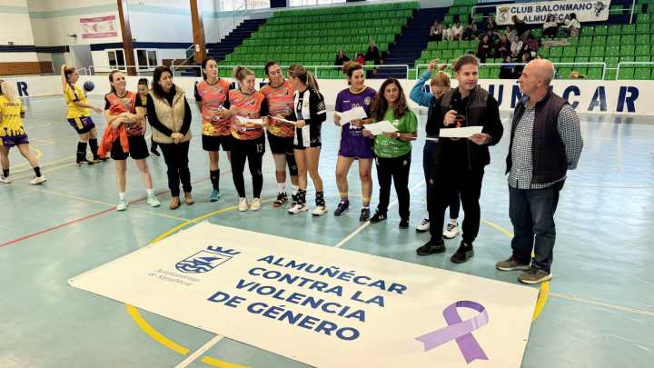 Almuñécar acogió el arranque de la Liga Andaluza de Veteranas de Balonmano bajo el lema ‘Ni una menos’