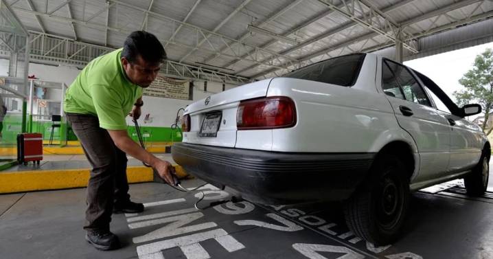 Autos con verificación vehicular obligatoria en diciembre en CDMX 2025