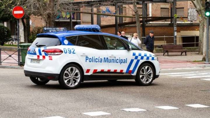 Un conductor bloquea un autobús de Auvasa tras adelantarle en Parquesol, rompe la luna y agrede al chófer