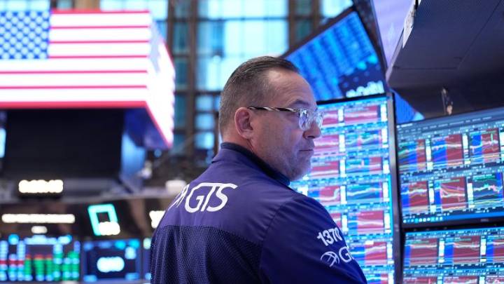 Dow soars more than 550 points as Wall Street embraces optimism that government might reopen soon